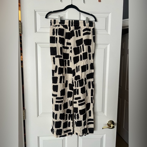 Monki Cropped Boxy Blouse in Black & White Brushstroke Top & Bottom Set - Picture 6 of 7